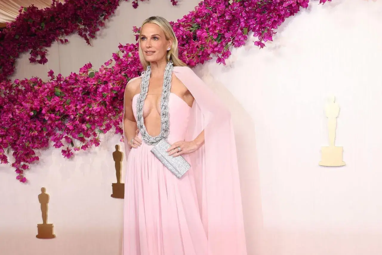 MOLLY SIMS PHOTOSHOOT AT OSCARS 2024 RED CARPET 3